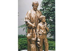 ドン・ボスコ像を広場に設置